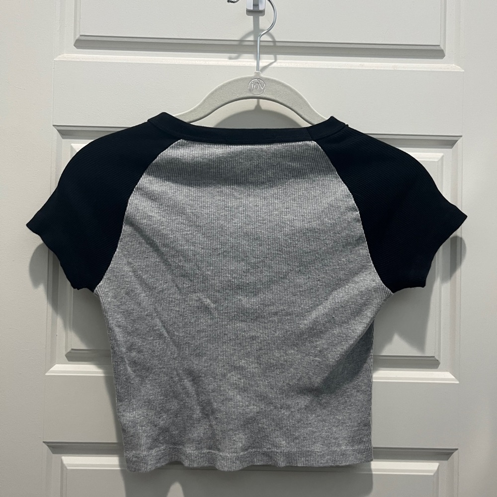BRANDY MELVILLE BASEBALL TOP